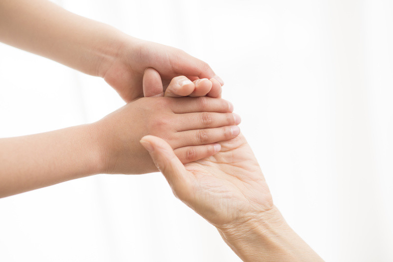 大人の手を握る子供の手